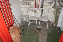 3 stk. stole, klapstole, 3 stk. reoler samt kurv