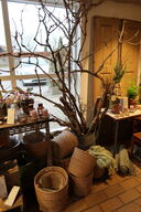 Div. Kurve samt spand med tørrede grene