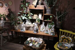 Bord, reoler, trækasse samt stol uden indhold