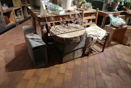 Stol samt div. Kasser