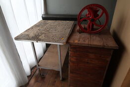 2 stk. borde med indhold