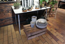 Bord, trækasse samt kuffert uden indhold