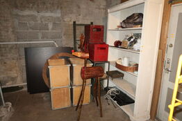 Div. Butiksinventar, trækasse, reoler, borde m.m.