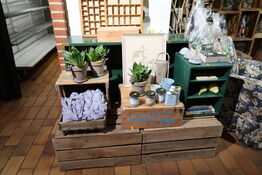 Div. Trækasser og butiksinventar uden indhold