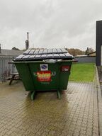 Affaldscontainer med indhold (INDHOLDET SKAL MEDTAGES)(LÆS BESKRIVELSE)