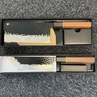 Knivsæt i japansk stil – 2 knive, hamret klinge, overflade og slibning