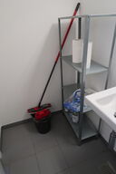 Div. Rengøringsartikler samt reol med indhold