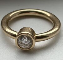 Solitairering af 14 kt. guld med laboratorieskabt brillantslebet diamant på 1.07 ct