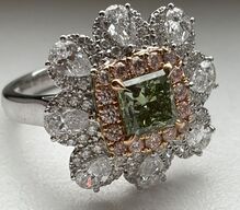 Ring af 18 kt. hvidguld med Fancy Vivid Green princess cut laboratoriskabt diamant på 1.51 ct