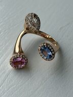 Skulpturel safir- og diamantring af 18 kt. rosaguld med dråbeformet diamant