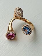 Skulpturel safir- og diamantring af 18 kt. rosaguld med dråbeformet diamant