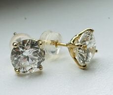 Et par solitaireørestikker af 14 kt. guld