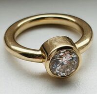 Solitairering af 14 kt. guld med smaragdslebet laboratorieskabt diamant