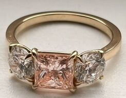 Ring af 14 kt. guld med princess cut laboratoriedyrket Fancy Vivid Pink