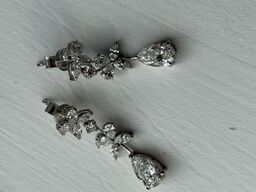 Et par ørestikker af 14 kt. guld