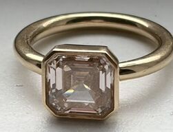 Solitaire ring af 14 kt. guld med laboratorieskabt firkantet smaragdslebet fancy pink diamant på 5.01 ct.