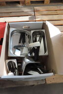 Kasse med diverse køkkenudstyr