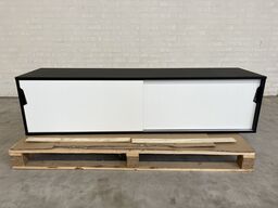 Skab til ophæng på væggen. 160x40x40 cm., brugt
