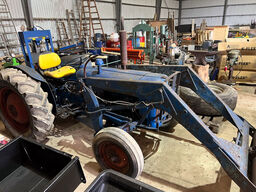 Traktor FORDSON DEXTA m. skovl