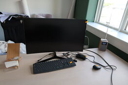 Computerskærm SAMSUNG C27F398FWU samt tastatur og radio