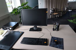 Computerskærm DELL U2412Mb med tastatur og mus