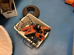 Kasse med div. håndværktøj bl.a. akku bore/skruemaskine AEG med batteri og lader