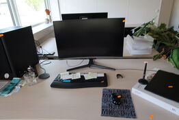 Computerskærm SAMSUNG C27RG50FQR med tastatur og mus