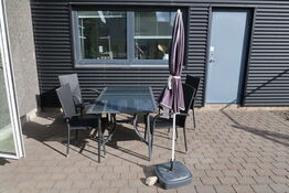 Havebord, 4 stk. havestole samt parasol