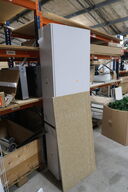 Skab, palle med møbelhunde, sofabord samt palle med indhold