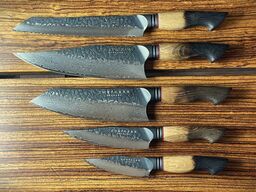 Stort knivsæt udført i 67 lags Damaskus stål.