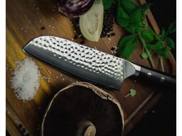 Santokukniv, 18 cm knivblad, udført i 67 lags Damaskus stål. 