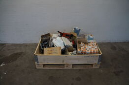 Palle med diverse stiksavklinger, beslag mv.