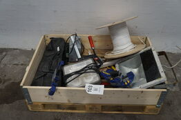 Palle med diverse skruetvinger, arbejdslamper 