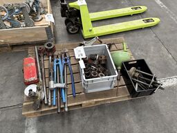 Palle med diverse rørbukker + gevindværktøj mv. 
