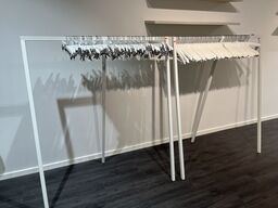 2 Stk Garderobestativ Metal - Inkl. Bøjler