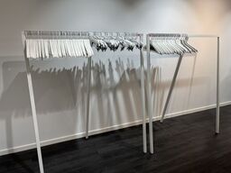 2 Stk Garderobestativ Metal - Inkl. Bøjler