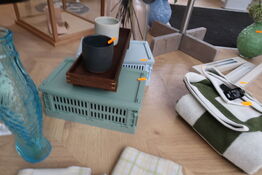 2 stk. plastikkasser HAY samt bakke med indhold