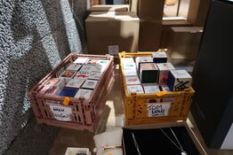 2 stk. kasser med div. Ørestikker