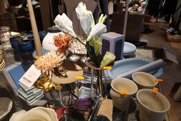 2 stk. glas med div. Kunstige blomster