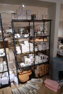 Reol med glashylder uden indhold