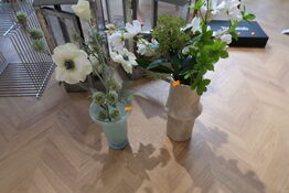 2 stk. vaser HAY, BOTANE med div. Kunstige blomster