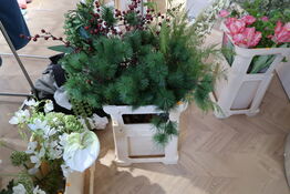 Kasse med div. Kunstige blomster