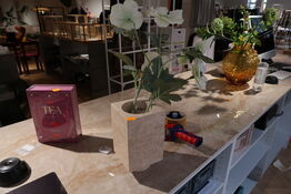 Vase FERM LIVING med div. kunstige blomster