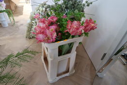 Kasse med div. Kunstige blomster