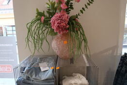 Vase FERM LIVING med div. Kunstige blomster