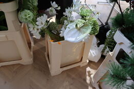 Kasse med div. Kunstige blomster