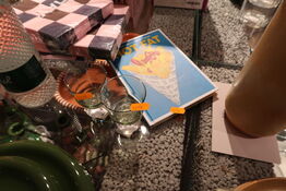 2 stk. glas samt bog