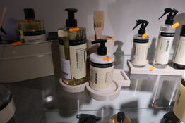 Bakke med sæbe, creme m.m. HUMDAKIN