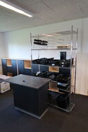 Reol med div. Kontorartikler samt bord