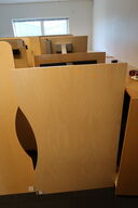 4 stk. el. hæve/sænke skriveborde samt 3 stk. reoler/skabe